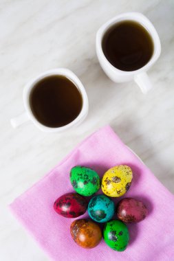 Paskalya kahvaltı renk bıldırcın yumurtası ve iki bardak çay ile