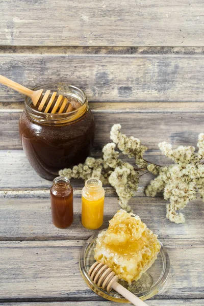 Miel de trigo sarraceno, dos tipos de miel en los pequeños frascos y honeyco —  Fotos de Stock