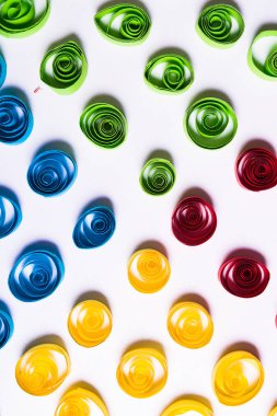 Quilling Sanat. Beyaz arka plan üzerinde renkli kağıt bukleler