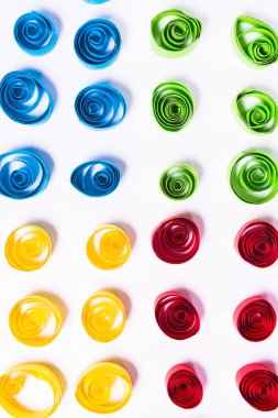 Quilling Sanat. Beyaz arka plan üzerinde renkli kağıt bukleler