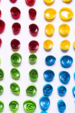 Quilling Sanat. Beyaz arka plan üzerinde renkli kağıt bukleler
