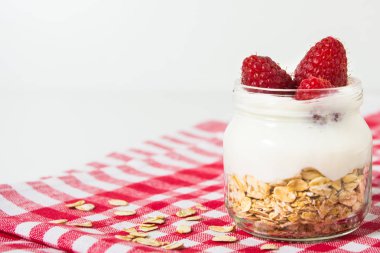 Gecede yulaf ezmesi yoğurt ve ahududu damalı çekici üzerinde