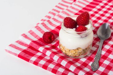 Gecede yulaf ezmesi yoğurt ve ahududu damalı çekici üzerinde