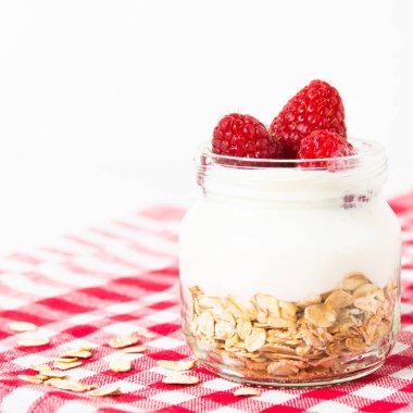 Gecede yulaf ezmesi yoğurt ve ahududu damalı çekici üzerinde