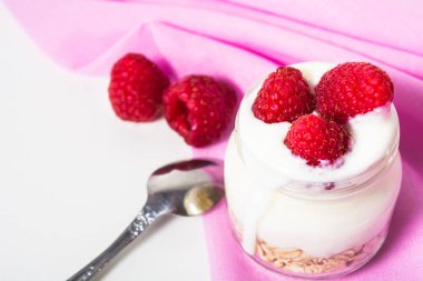 Gecede yulaf ezmesi yoğurt ve ahududu pembe malzeme üzerinde