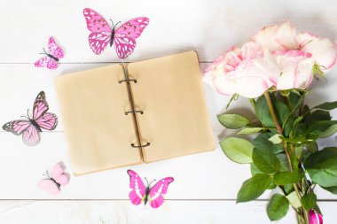 Açık vintage defter ya da kelebek dekorasyon ve bou günlüğü