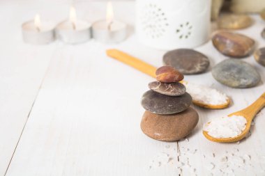 Deniz tuzu kaşık ve mumlar bir çizgi üzerinde piramit taş