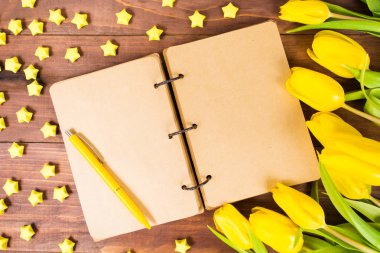 Açık vintage defter veya origami st ile günlüğü ve Sarı laleler