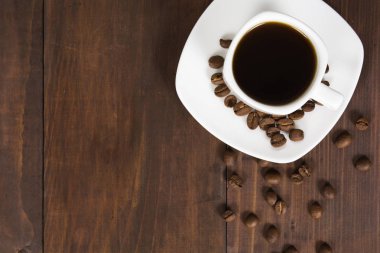 Kahve fincanı plaka üzerinde en iyi manzaralı kahve çekirdekleri ile dekore edilmiş