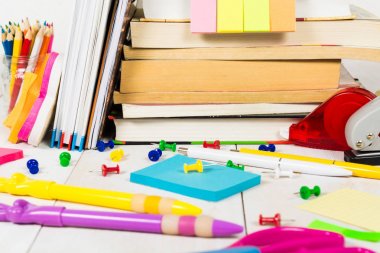 Okul ahşap masa üzerinde sabit