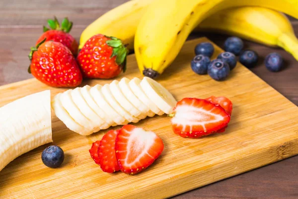 Plátano, fresa, frutas de arándanos a bordo — Foto de Stock