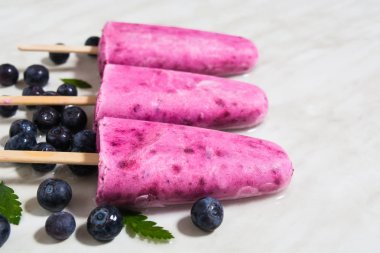 Yoğurt, muz ve yaban mersini ile dondurma. Ev yapımı kavramı