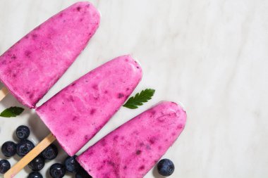 Yoğurt, muz ve yaban mersini ile dondurma. Ev yapımı kavramı