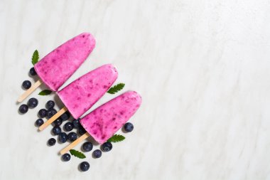 Yoğurt, muz ve yaban mersini ile dondurma. Ev yapımı kavramı