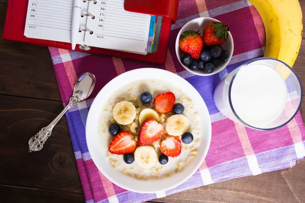 Zdrowe śniadanie z płatków owsianych, owoców i mleka z koncepcji planowania — Zdjęcie stockowe