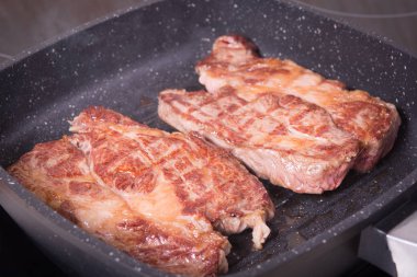 İki parça biftek ızgara tava pişirme