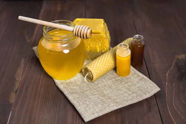 Naturaleza muerta de la miel con miel líquida y cera de abejas —  Fotos de Stock