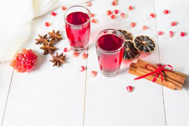 Tarçın, Kuru limon ve nar ile iki kırmızı içecek