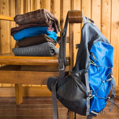 Sıcak giysiler sırt çantası ile seyahat için hazır