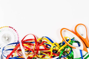 Makas, iğne ve yeşil arka plan üzerinde renkli bantlar