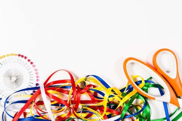 Makas, iğne ve yeşil arka plan üzerinde renkli bantlar