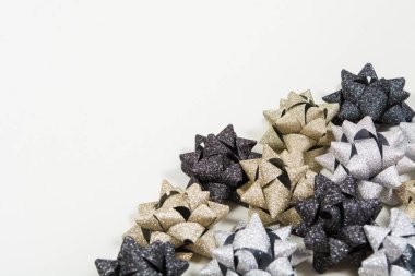 Beyaz arka plan üzerinde tatil yay