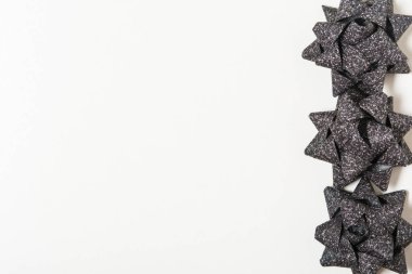 Beyaz arka planda siyah tatil yay