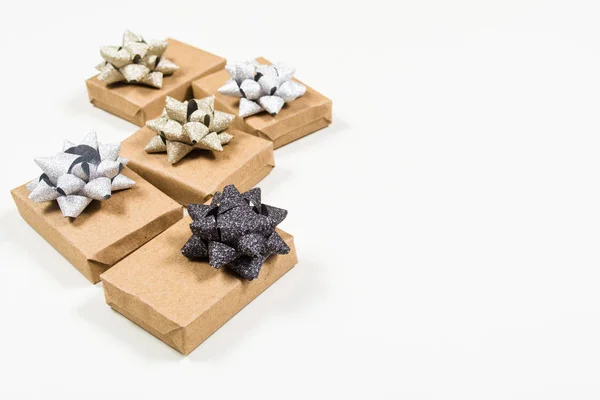 Holiday zabalené dárky s luky — Stock fotografie