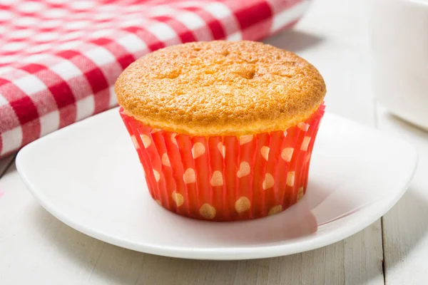 Vanille muffin op witte plaat — Stockfoto