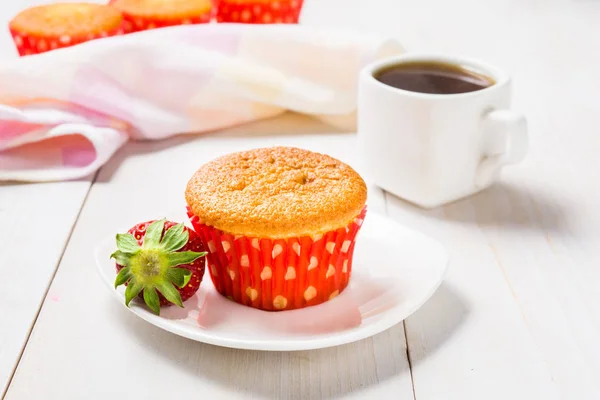 Muffin dihiasi dengan stroberi dan kopi — Stok Foto