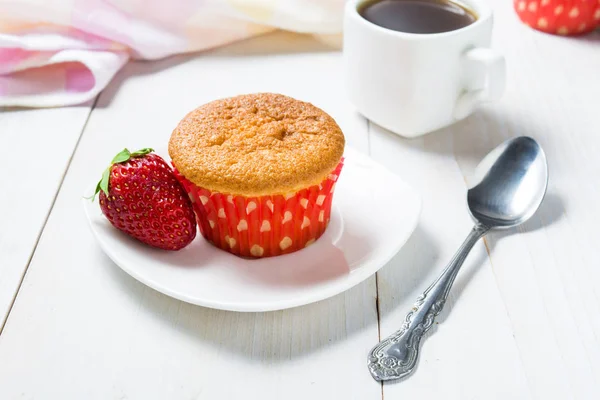 Vanille muffin met aardbei en koffie — Stockfoto