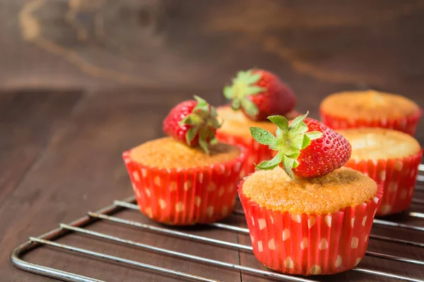 Muffins versierd met aardbei op pan bakken — Stockfoto