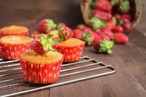 Muffins versierd met aardbei op pan bakken — Stockfoto