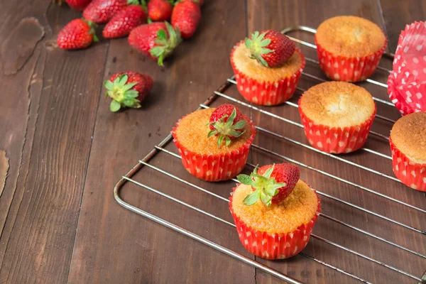 Muffins versierd met aardbei op pan bakken — Stockfoto