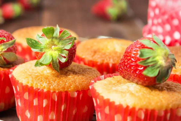 Versierd met verse aardbei muffins — Stockfoto