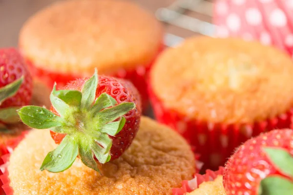 Versierd met verse aardbei muffins — Stockfoto