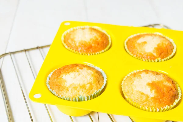 Muffins zojuist uit de oven bakken — Stockfoto