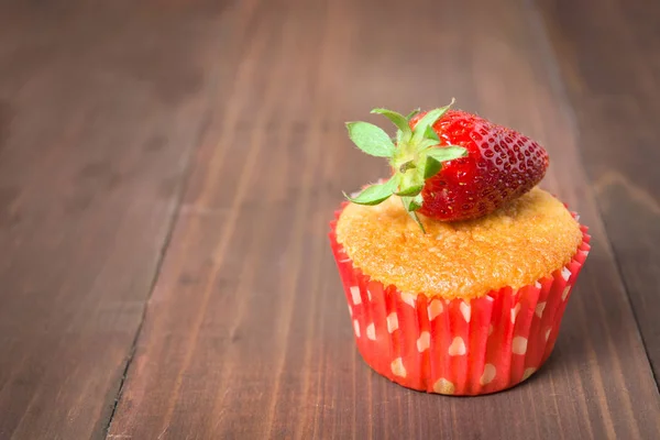 Één muffin met verse aardbeien — Stockfoto