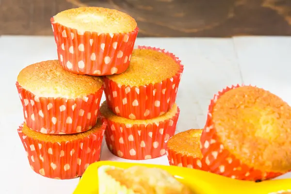 Stapel muffins in rode vorm — Stockfoto