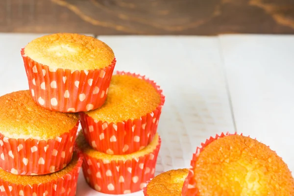 Stapel muffins in rode vorm — Stockfoto