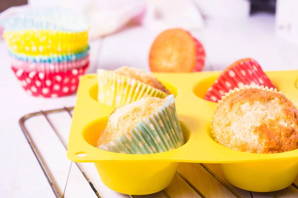 Muffins en forma de silicio en bandeja para hornear — Foto de Stock