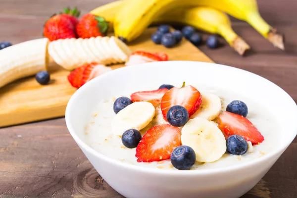 Milk oatmeal decorated with fruits — Stock Photo, Image