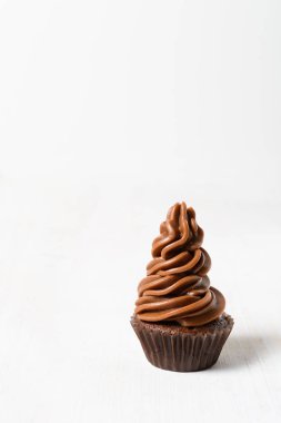 Beyaz zemin üzerinde bir çikolatalı kek