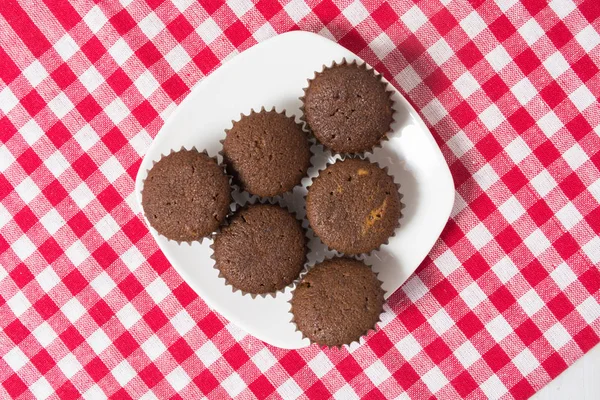 Mini muffins cacao sur plaque blanche — Photo