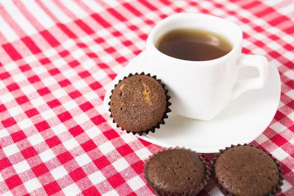 Mini muffins met kopje thee op weefsel — Stockfoto