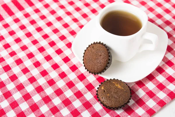Мини-кексы с чашкой чая — стоковое фото