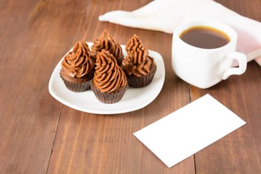 Cupcakes, kahve ve izole kart