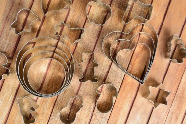 Metal kesiciler ahşap arka plan üzerinde pişirme