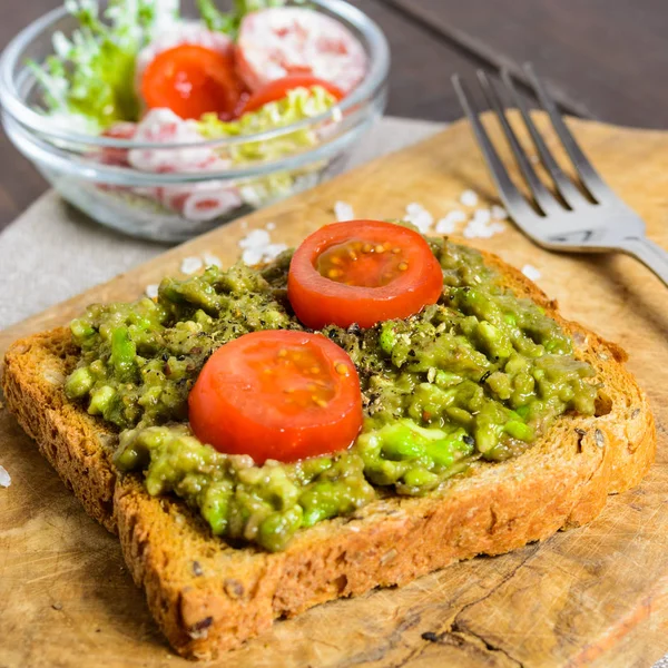 Avocado toast med helkornbrød og grønnsakssalat – stockfoto