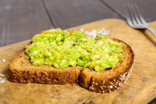 Avokado, biber ve tuz ile kepekli ekmek — Stok fotoğraf